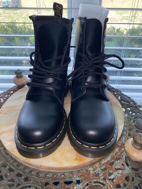 Dr. Martens 1460W Womens Black Smooth Leather 8 Eyelit Boots Size 7 NWB